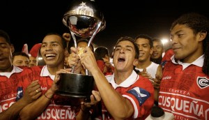 AREQUIPA, 19 DE DICIEMBRE DEL 2003. CIENCIANO DEL CUSCO CERRO UNA MAGNIFICA CAMPANA EN LA COPA NISSAN SUDAMERICANA AL DERROTAR A RIVER PLATE DE ARGENTINA CON UN GOL ANOTADO DE TIRO LIBRE. FUE LA PRIMERA VEZ QUE UN EQUIPO PERUANO ALCANZA EL MAXIMO GALARDON EN UN TORNEO CONTINENTAL. CON ESTE TRIUNFO CIENCIANO DEJO DE SER UN EQUIPO CHICO PARA CONVERTIRSE EN UNO DELOS GRANDES DEL FUTBOL PERUANO Y SUDAMERICANO. OPSE_2003DIC30_PERU_FUTBOL_COPA SUDAMERICANA 2003_PARTIDO FINAL_CIENCIANO_RIVER PLATE_OBTENCION DE TITULO_CELEBRACION_JUGADORES_CON LA COPA_CREDITO GERMAN FALCON/EL COMERCIO PERU_2003DIC30_AFD