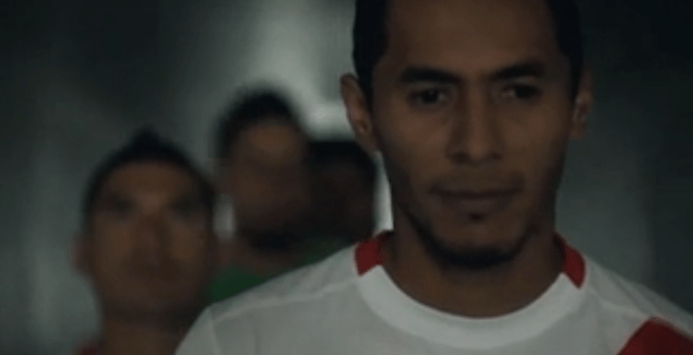 Carlos Lobatón con cara de no querer salir del túnel. El lema: "Volvamos a cantar, volvamos a creer".